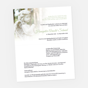 Leidzirkular mit betendem Engel im Wald. Einladung zur Trauerfeier in der Farbe grün online gestalten.