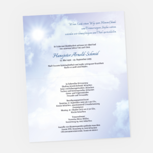 Leidzirkular mit Himmel und Wolken. Einladung zur Trauerfeier in der Farbe blau online gestalten.