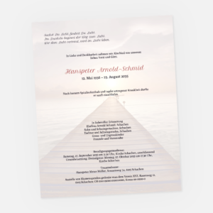 Leidzirkular mit Holzsteg und Sonnenuntergang ins Meer hinaus. Einladung zur Trauerfeier in der Farbe rot.