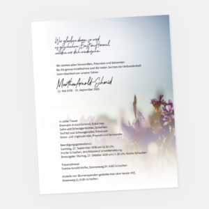 Leidzirkular mit Iris Blumen. Einladung zur Trauerfeier in der Farbe grau drucken.