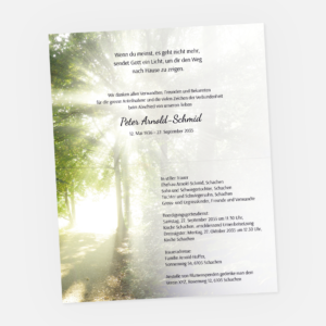 Leidzirkular mit Licht im Wald. Einladung zur Trauerfeier in der Farbe schwarz online bestellen.