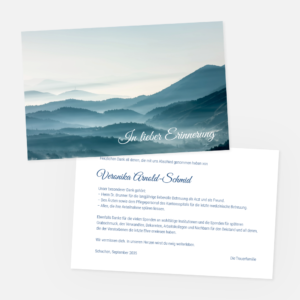 Danksagungskarten mit Berglandschaft. Einladung zur Trauerfeier in der Farbe blau bestellen.