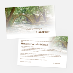 Danksagungskarten mit Brücke im Wald. Einladung zur Trauerfeier in der Farbe braun online bestellen.