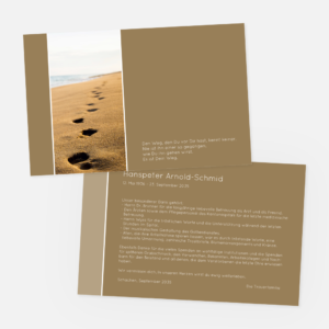 Danksagungskarten mit Füssabdrücke im Sand. Einladung zur Trauerfeier in der Farbe braun online bestellen.