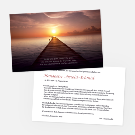 Danksagungskarte & Trauerkarte mit Holzsteg und Sonnenuntergang ins Meer hinaus. Einladung zur Trauerfeier in der Farbe rot.