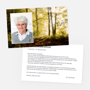 Danksagungskarten mit Lichtstrahl im Wald. Einladung zur Trauerfeier in der Farbe schwarz online bestellen.