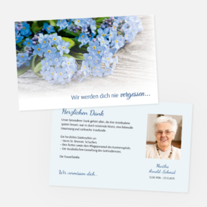 Danksagungskarten mit Vergissmeinnicht auf Holz. Einladung zur Trauerfeier in der Farbe blau drucken.
