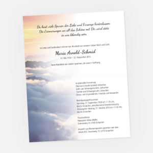 Leidzikular mit Bergwelt. Einladung zur Trauerfeier online bestellen.