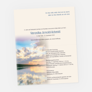 Leidzirkular mit bewölktem Himmel. Einladung zur Trauerfeier in der Farbe blau online gestalten.