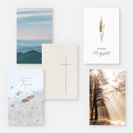 Fünf Beileidskarten mit minimalistischen Motiven: eine mit Bergen unter einem wolkenverhangenen Himmel, eine mit einer einzelnen getrockneten Blume, eine mit einem silbernen Kreuz, eine mit einer Nahaufnahme von Weizen und eine mit Sonnenlicht, das durch Bäume fällt.