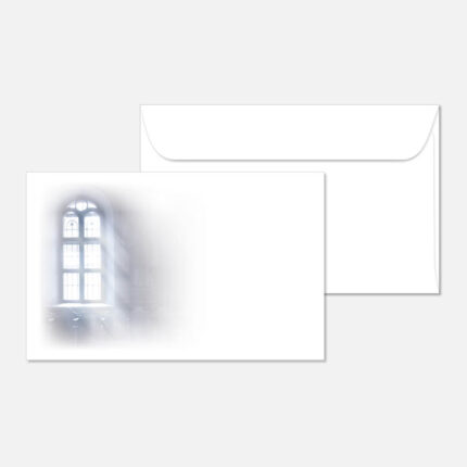 Eine weiße Notizkarte mit Umschlag. Die Karte zeigt ein weiches, verblasstes Bild eines hohen Bogenfensters mit einfallendem Sonnenlicht.