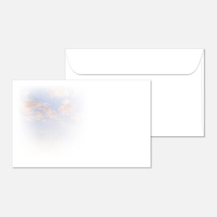 Zwei weiße Umschläge; einer ist geschlossen und zeigt die Rückseite, der andere ist geöffnet und zeigt die Vorderseite, die ein weiches Bild eines wolkigen Himmels mit hellen orange und blauen Farben in der oberen linken Ecke zeigt.