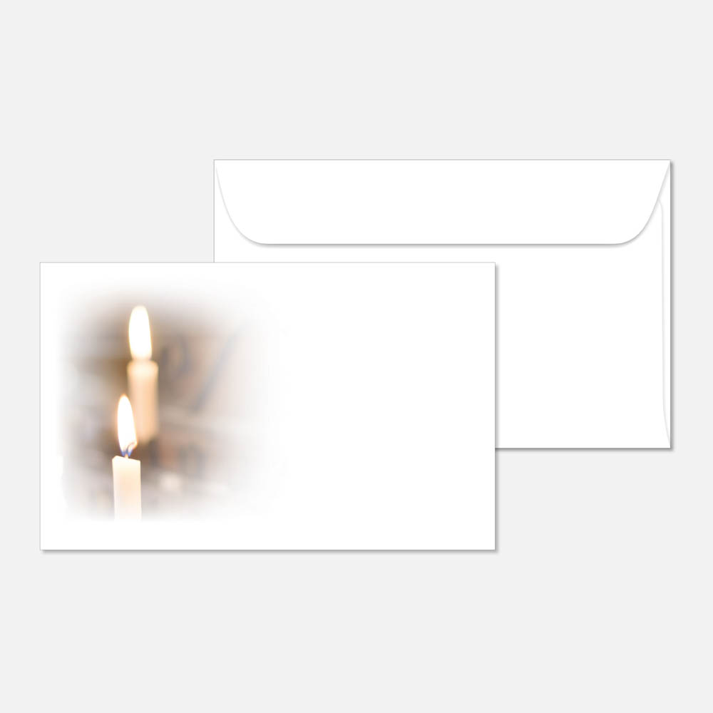 kuvert-kerzen-st-88152-120-vorschau1 Eine weiße Karte mit einem Bild von zwei brennenden Kerzen auf der linken Seite, leicht verschwommen an den Rändern, neben einem einfachen weißen Umschlag auf hellem Hintergrund.