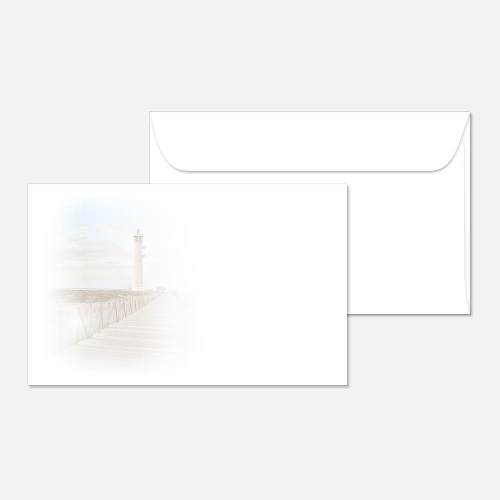 kuvert-leuchtturm-mit-steg-st-88164-120-vorschau1 Ein weißer Umschlag zeigt die schwache Abbildung eines Leuchtturms am Ende eines hölzernen Piers, mit sanftem blauem Himmel und Wasser im Hintergrund. Dahinter ist ein weiterer weißer Umschlag abgebildet.