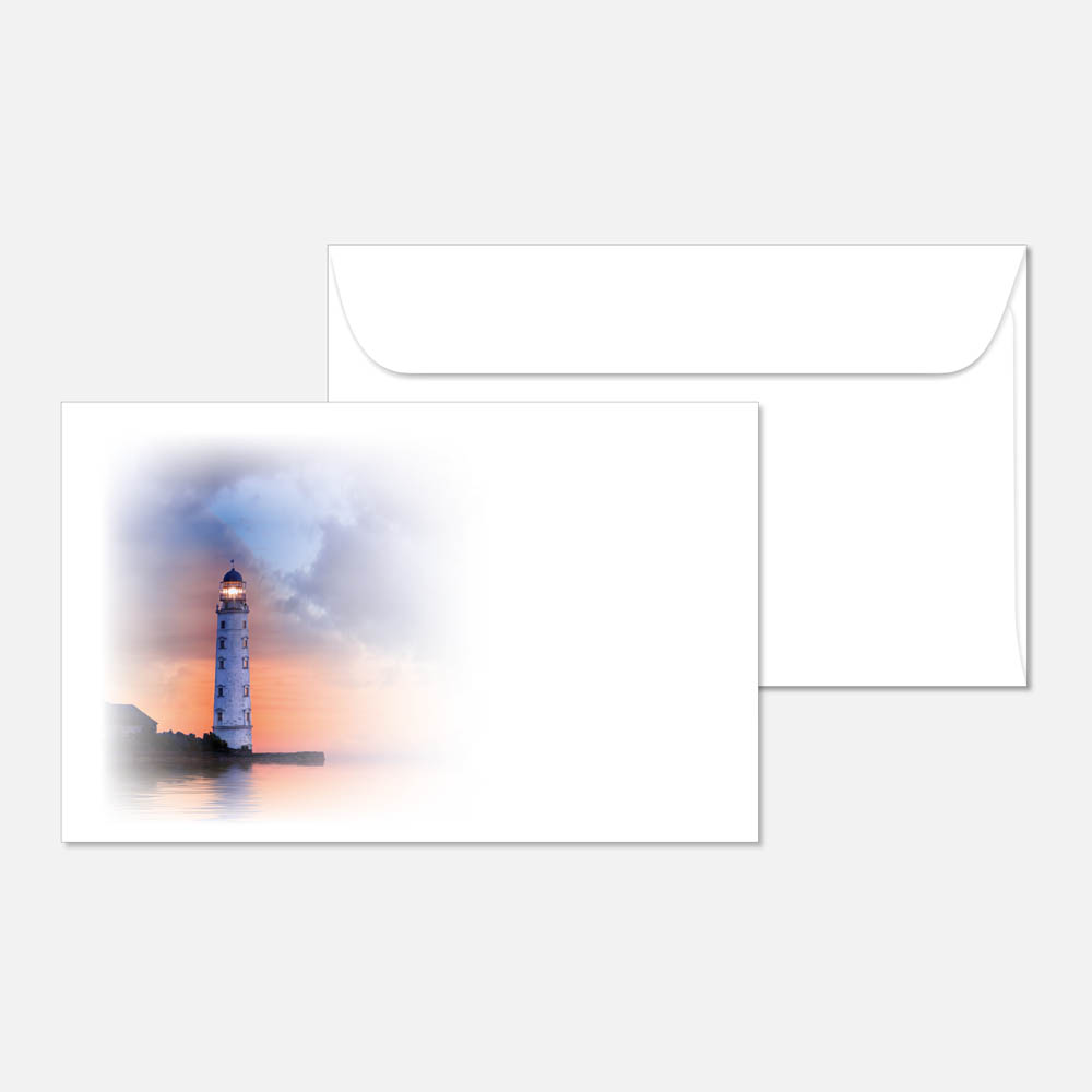 kuvert-leuchtturm-st-88163-120-vorschau1 Ein weißer Umschlag mit einer aquarellartigen Abbildung eines Leuchtturms am Meer bei Sonnenuntergang, mit einem passenden einfarbigen weißen Umschlag im Hintergrund.