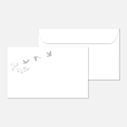 Eine weiße Karte mit einem minimalistischen Design, das drei graue Vögel zeigt, die über einen kleinen Zweig mit Blättern fliegen, vor einem passenden weißen Umschlag.