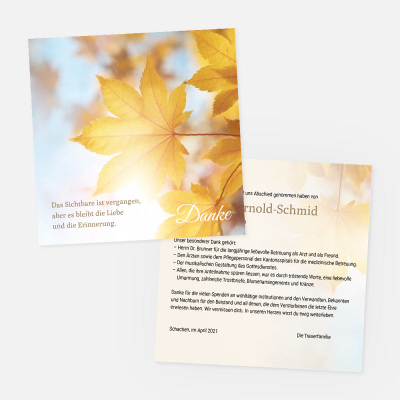 Zwei Karten mit gelben Ahornblättern, sanftes Sonnenlicht. Auf der Vorderseite steht: "Das Sichtbare ist vergangen... bleibt die Liebe und die Erinnerung...