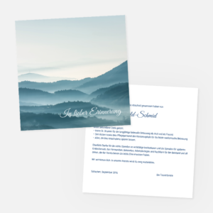 Eine Gedenkkarte mit einer heiteren, blau getönten Landschaft mit nebligen Bergen und den Worten "In lieber Erinnerung". Dahinter steht ein Dankesschreiben in deutscher Sprache, in dem für Unterstützung und Beileid gedankt wird.