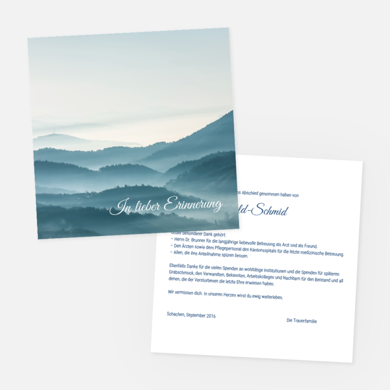 Eine Gedenkkarte mit einer heiteren, blau getönten Landschaft mit nebligen Bergen und den Worten "In lieber Erinnerung". Dahinter steht ein Dankesschreiben in deutscher Sprache, in dem für Unterstützung und Beileid gedankt wird.