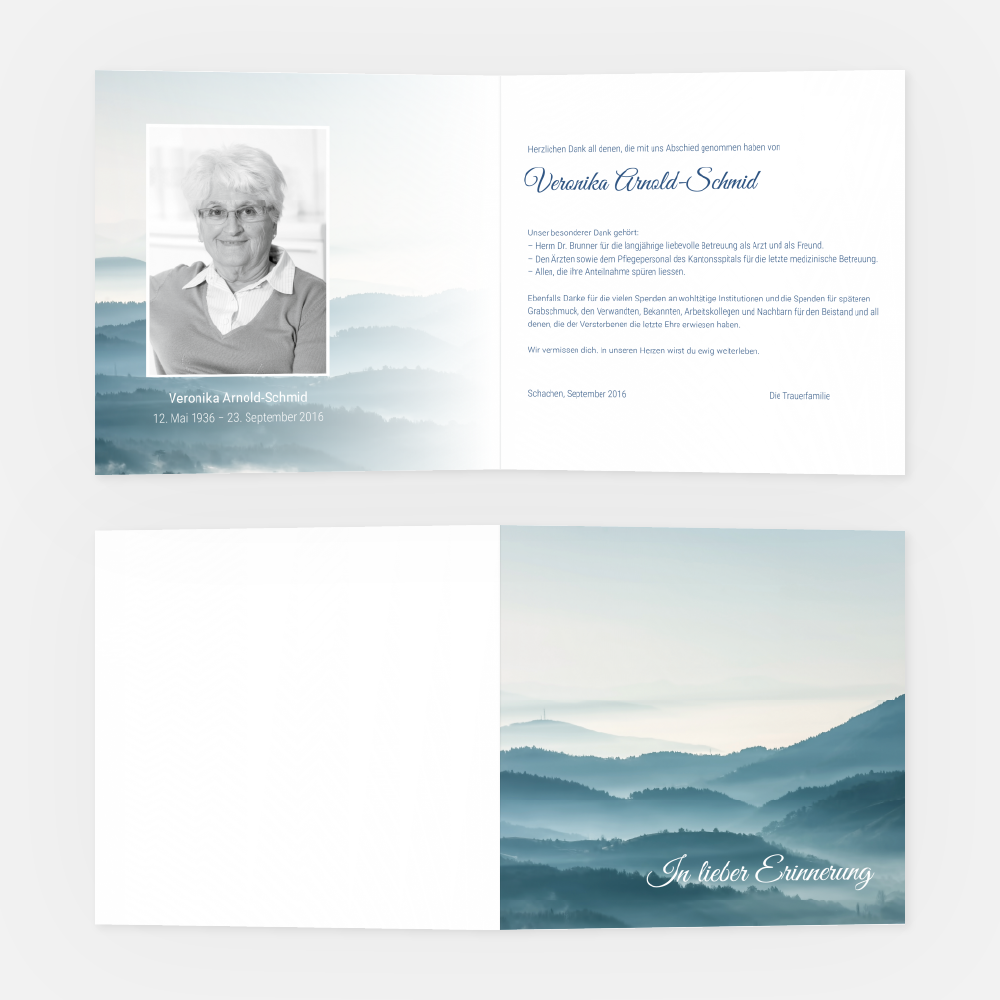 Eine Gedenkkarte mit dem Schwarz-Weiß-Porträt einer älteren Frau, Veronika Arnold-Schmid, mit ihren Geburts- und Sterbedaten und einer sanften blauen Landschaft mit nebligen Hügeln und dem Text "In lieber Erinnerung.