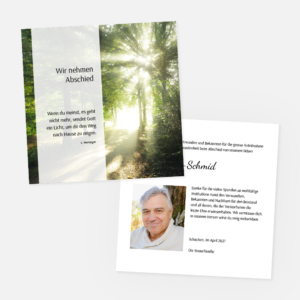 Eine Gedenkkarte mit einem sonnenbeschienenen Wald und den Worten "Wir nehmen Abschied". Daneben eine Karte mit dem Porträt eines Mannes, einer Danksagung und der Unterschrift der Familie auf weißem Hintergrund.