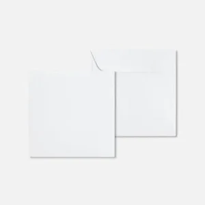 Zwei Trauerkuvert Neutral quadratisch 135 x 135 mm in unbedrucktem Weiß sind auf hellem Hintergrund abgebildet: einer ist geschlossen, der andere offen mit hochgezogener Klappe. Beide haben ein minimalistisches, leeres Design.