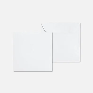 couvert_135x135_000_weiss_bpp_vorschau2 Zwei Trauerkuvert Neutral quadratisch 135 x 135 mm in unbedrucktem Weiß sind auf hellem Hintergrund abgebildet: einer ist geschlossen, der andere offen mit hochgezogener Klappe. Beide haben ein minimalistisches, leeres Design.