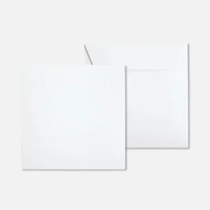 Zwei schlichte weiße quadratische Umschläge auf hellem Grund, einer auf der Vorder- und einer auf der Rückseite mit geschlossener Klappe - ideal als "Trauerkuvert Neutral quadratisch - weiß unbedruckt" für aufrichtige Beileidsbekundungen.