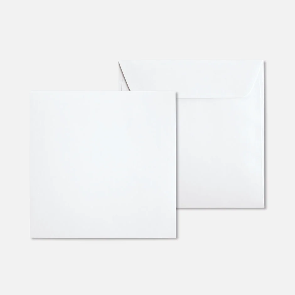 couvert_160x160_000_weiss_bpp_vorschau2 Zwei schlichte weiße quadratische Umschläge auf hellem Grund, einer auf der Vorder- und einer auf der Rückseite mit geschlossener Klappe - ideal als "Trauerkuvert Neutral quadratisch - weiß unbedruckt" für aufrichtige Beileidsbekundungen.