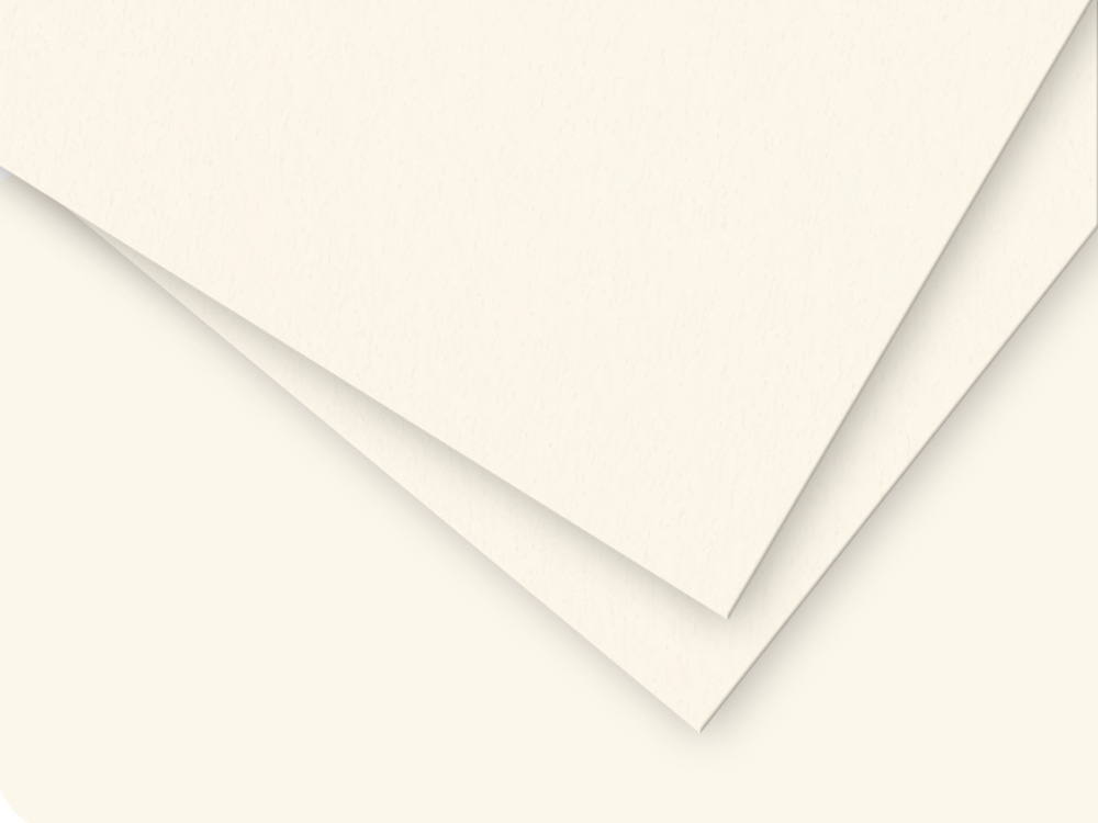 Zwei schlichte, weiße Blätter überlappen sich, wobei ein Blatt diagonal über das andere gelegt wird, wodurch eine einfache und minimalistische Komposition entsteht.