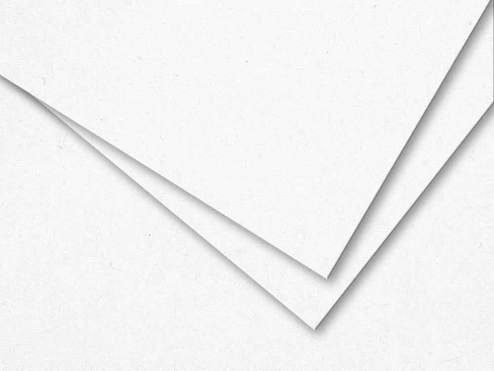 Nahaufnahme eines leeren weißen Blattes Papier mit einem diagonalen Falz, der sich vor einem schlichten weißen Hintergrund befindet.