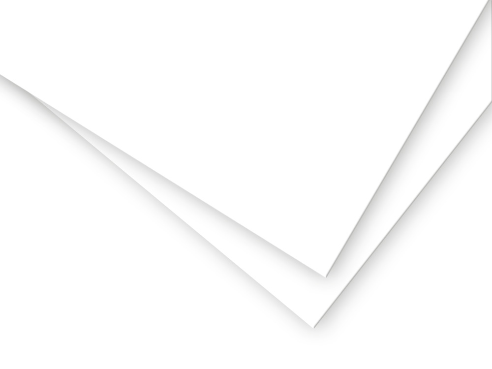 Eine Nahaufnahme von zwei sich überlappenden weißen Papierbögen, die schräg auf einem weißen Hintergrund liegen. Die Kanten bilden klare Linien.