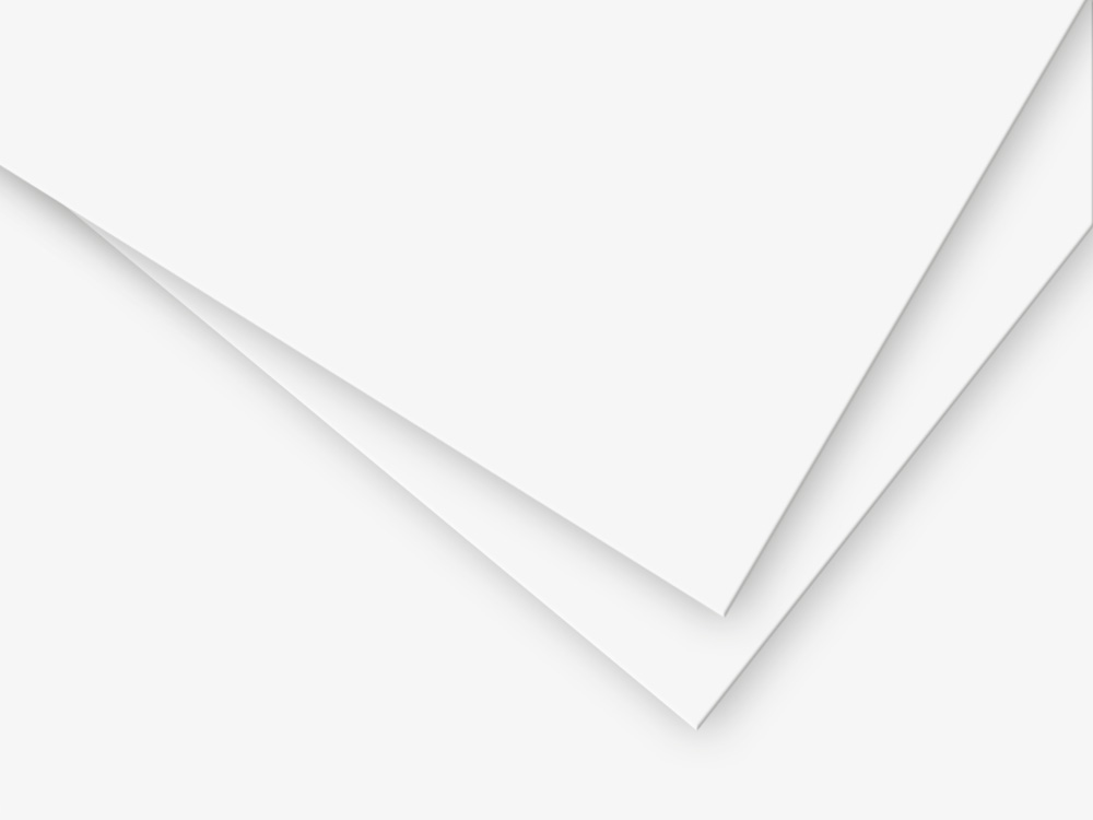 Zwei weiße Papierbögen überlappen sich diagonal auf einer flachen Oberfläche, wodurch klare Linien und eine minimale, geometrische Komposition entstehen. Der Hintergrund und die Papiere sind schlicht und unmarkiert.