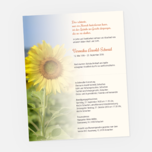 Eine Trauerkarte mit einer Sonnenblume auf der linken Seite und einem Text auf der rechten Seite über Veronika Arnold-Schmids Ableben und Details.