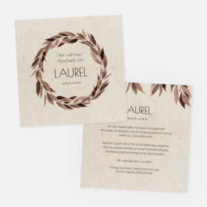Zwei beigefarbene Karten mit einem braunen Blattkranzmotiv. Auf der Vorderseite steht "Wir nehmen Abschied von LAUREL 18.09.35-22.08.35". Die Rückseite hat einen passenden Kranz und einen deutschen Gedenktext für Laurel.