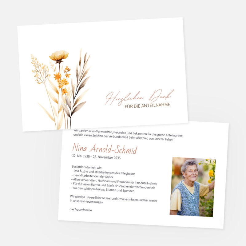 Eine Dankeskarte für Beileidsbekundungen mit Trockenblumen und deutschem Text. Auf der Innenseite befindet sich ein Foto einer älteren Frau in einem Garten und Details über ihr Leben, das Nina Arnold-Schmid ehrt.