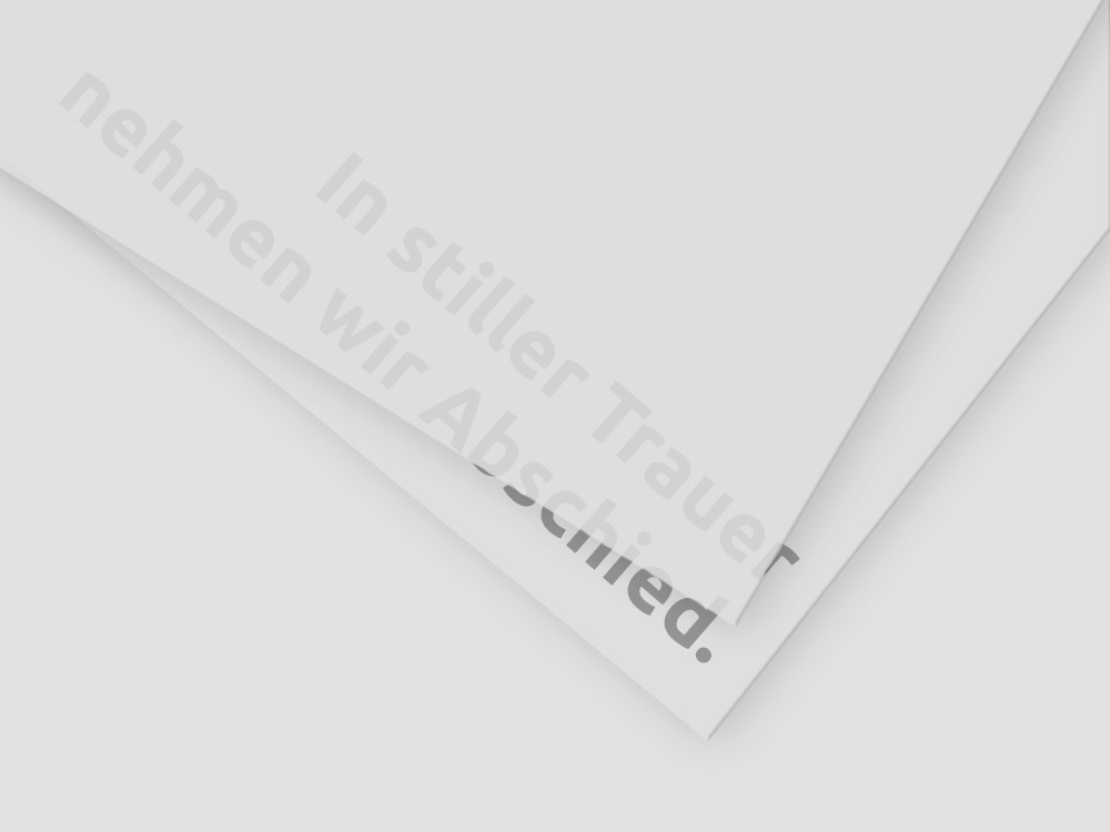 Eine Nahaufnahme von zwei sich überlappenden weißen Karten mit dem deutschen Text "In stiller Trauer nehmen wir Abschied", was bedeutet "In stiller Trauer nehmen wir Abschied". Die Karten befinden sich auf einem hellgrauen Hintergrund.