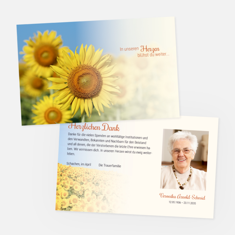 Eine Gedenkkarte mit Sonnenblumen auf der Vorderseite und einer deutschen Botschaft. Die Rückseite zeigt eine lächelnde ältere Frau mit weißem Haar und Brille, weitere Sonnenblumen und eine Dankesbotschaft ihrer Familie.