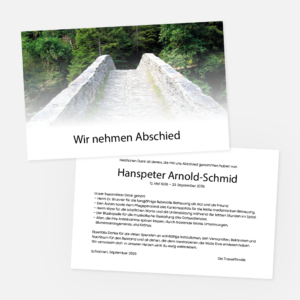 Eine Gedenkkarte mit einem Foto einer Steinbrücke in einem grünen Wald. Auf der Vorderseite steht "Wir nehmen Abschied." Die Rückseite zeigt eine Nachricht in deutscher Sprache, die das Ableben von Hanspeter Arnold-Schmid ankündigt.