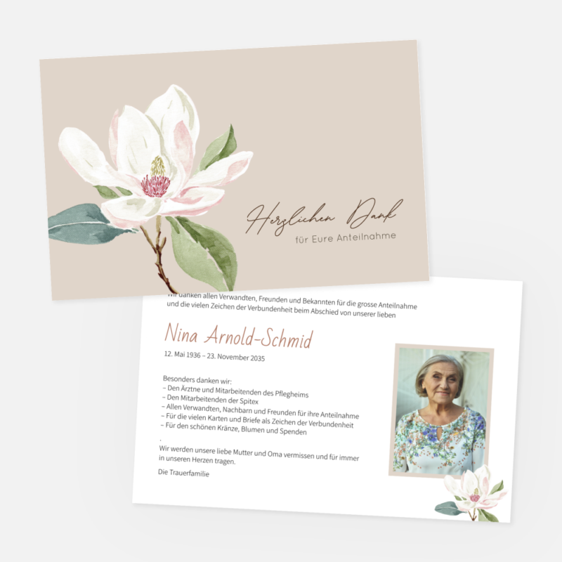 Die Trauerkarte Trockenblume (Kopie) ist eine blumige Dankeskarte mit aquarellierten Magnolien, kursivem Text und einer Innenseite mit dem Porträt einer älteren Frau, einer herzlichen Dankesbotschaft und Erinnerungsdetails.