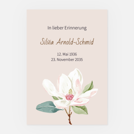 Die Gedenkkarte Leidbild Magnolie zeigt eine aquarellierte Magnolienblüte mit deutschem Text in Erinnerung an Silvia Arnold-Schmid (12. Mai 1936 - 23. November 2035).