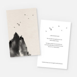 Die Kondolenzkarte Mystisch (Kopie) bietet zwei minimalistische Entwürfe: einen schwarzen Tintenberg mit Vögeln im Flug und eine Version mit dem Vogelmotiv und einem deutschen Kondolenztext zum Tod des Vaters, unterzeichnet von der Familie Arnold.