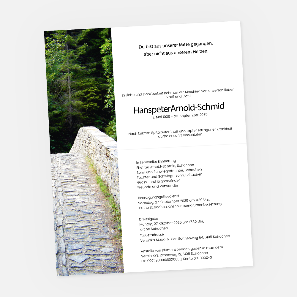 Der Leidzirkular Goms Steinbrücke zeigt ein Foto eines Steinwegs in einem grünen Wald mit einem deutschen Text, der an Hanspeter Arnold-Schmid erinnert, sowie Informationen über die Gedenkfeier und Beileidsbekundungen.